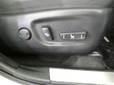 座る位置や背もたれの角度を電動で調整するためスイッチです。