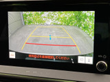 後方の映像とガイドラインを画面で確認でき、駐車時の周囲確認をサポートします。車両周辺を直接確認するよう案内も表示され、日常の駐車に役立ちます。