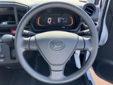 丸みのある形状で自然な姿勢で握りやすく、運転席からメーターの表示も確認しやすい配置です。視界を大きく遮りにくく、毎日の運転をサポートします。