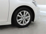 装着タイヤサイズは、205/55R16です。純正アルミホイールを装着しております。