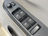 【電動格納ミラー】サイドミラーは電動格納式となっており、狭い駐車場でもキズがつくリスクを抑えられます。