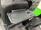 飲み物や食べ物を気軽に置ける格納式シートバックテーブルを、運転席と助手席の背もたれにご用意。車内の休憩も快適です!
