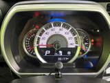 速度や燃料残量などの情報が一か所にまとまり、運転中にも確認しやすいレイアウトです。表示が見渡しやすく、日々の走行時に必要な情報を把握するのに役立ちます。