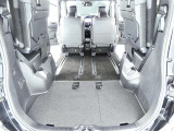 三列目シートは、折りたためますので大きなスペースが出来ちゃいます。キャンプ用品など大きな荷物もばっちり収納可能です♪