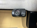 【車室内ドライブレコーダー】車室内カメラによる車内および車側面の撮影記録が駐車時の安心を高めるとともに、走行中の幅寄せ対策や後方撮影(リヤガラス越し)にも対応しています♪