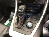 ドライブモードセレクトで、状況に応じて走行モードを選択できます。EV/HVモードを自由に切り替えたり、自動制御モードへの切り替えも可能です。