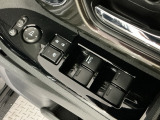 運転席のスイッチで全てのウィンドウの開閉操作を行うことができます。ロックボタンをONにしておくと、運転席以外のウィンドウは作動しないのでお子様を乗せているときなども安心ですね♪