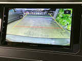 後方の映像とガイドラインを画面上で確認でき、駐車時の位置合わせをサポートします。周囲の状況を見ながら操作できるため、狭い場所への駐車や切り返しの際にも役立つ便利な装備です。