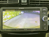 車両周辺の様子をモニターで確認でき、駐車時など周囲の安全を確かめたい場面で役立ちます。画面に注意表示もあり、目視とあわせて周囲を確認しやすい装備です。