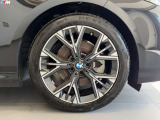 BMWの純正アロイホイールは軽量かつ強度にも優れているホイールで走行性能を引き上げる設計になっております。足元にもBMWは妥協がなくこだわっている個所になります。