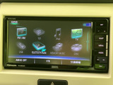 FM・AMや音楽メディアなど、選べる項目が画面にまとめて表示されています。目的に合わせて音源を選びやすく、日々の移動中も好みの音楽やラジオを楽しめます。