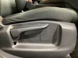 運転席にはドライバーの体型や好みに応じて前後方向だけでなく、高さの調整ができるシートリフターを装備!