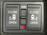 【両側パワースライドドア】両側がパワースライドドアになっており、運転席のスイッチやスマートキーでも開閉が可能です!開口部も広いので乗り降りも楽々♪