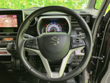 手元に各種スイッチが配置され、運転姿勢を保ちながら必要な操作にアクセスしやすい仕様です。メーターや周辺の視認性にも配慮された運転席まわりです。