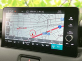 地図上で現在地周辺の道路や地名を確認でき、目的地までのルートを把握する際に便利です。画面下部からナビや電話などの項目にも切り替えられ、日常の移動をサポートします。