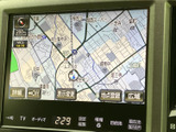 地図表示を大きく確認でき、現在地や周辺の道を把握しやすい画面です。タッチ操作の項目が画面下部に並び、目的地設定や表示切替などを選べる構成。ドライブ中のルート確認に役立ちます。