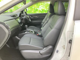 運転席まわりを見渡しやすい配置で、助手席との距離感にもゆとりがあります。座面と背もたれは身体を支える形状で、窓からの視界も広く、乗員が落ち着いて過ごせる空間です。