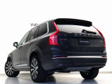 Volvo Cars appで車にリモートアクセスして、空調機能の操作や車の施錠・開錠、ソフトウェア更新などが可能です。エアコンやシートヒーターを操作して、出発前に車内を快適な温度に整えられます。