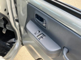 運転席アームレストのスイッチで全ての窓の開閉操作できて手元で操作ラクラク。