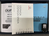 スマートキーは鍵をバッグに入れたままでもドアロックの開閉やエンジンのON・OFFができます。夜間や雨の日も鍵を探さなくて良いので便利です。