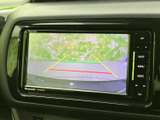 後方の様子を画面で確認でき、駐車時の安全確認をサポートします。ガイド線も表示されるため、周囲を確認しながら車庫入れしたい場面で役立ちます。