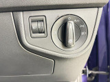 ダイヤル式のLEDヘッドライトスイッチ。オートライトも装備され、夕方やトンネルが続く道路でも手を煩わせません