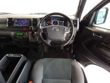 ウッド調と革巻きステアリングで快適な操作性の運転席です。