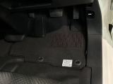 新品の純正フロアマット付きです。ドライブの際に気分良く乗って頂けます。