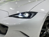 【LEDヘッドライト】悪天候や夜間走行時も良好な視界を確保し安心して運転できる高輝度LEDヘッドライトを装備!点灯速度が早く、消費電力も抑えられています。