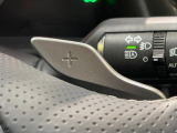 【パドルシフト】ハンドルから手を離さずに素早くシフトアップ&ダウンができるので、エンジンブレーキを使う下り坂や高速道路の合流で加速したい場面で役立ちます。