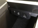センターコンソールボックス内には、充電用USB端子(Type-C)とHDMI入力端子が設置されています。