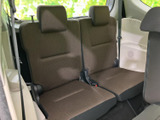 3列目には左右独立した座席を備え、必要なときに乗車人数を増やせる室内レイアウトです。窓からの光が届く明るい空間で、後席の同乗者にも落ち着いてお過ごしいただけます。
