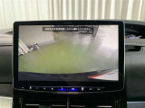 後退時に車両の後ろ側をモニター画面に表示します。車庫入れなどでバックする際に後方確認ができて便利です。