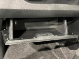 大きな荷物を収納できる、便利な助手席グローブボックス