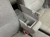 肘置きの中が小物入れになっています!