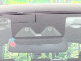 【スマートアシスト】走行中に前方の車両等を認識し、衝突しそうな時は警報とブレーキで衝突回避と被害軽減をアシスト。より安全にドライブをお楽しみいただけます。