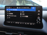 ナビゲーションはホンダコネクトディスプレイを装着しております。AM、FM、Bluetooth、フルセグTVがご使用いただけます。初めて訪れた場所でも道に迷わず安心ですね!