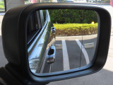 【ブラインドスポットモニター 】側方や後方の死角に他の車両など物体が入ってきた時ドアミラー上のアイコンが点灯し警告音で注意を喚起してくれます!