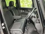 前席は座面と背もたれにゆとりを感じる配置で、運転席まわりへの移動もしやすい空間です。落ち着いた色合いでまとまり、乗り降りの際にも室内全体を見渡しやすい印象です。