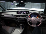 デザインもよく、居心地のよい運転席ですね。分かりやすいスイッチ類ですから操作もしやすく運転をサポートします。