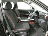 高いホールド性で運転姿勢が安定します。長距離ドライブでも疲れにくいのが魅力です。快適なドライビングライフをお送りください♪