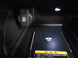 12V電源ソケットを設置しております。周辺機器の充電にご利用頂けます。置くだけでワイヤレスで充電も可能です。