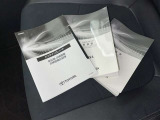 メンテナンスノート、取扱説明書ですね。 車の情報が凝縮されています。 車の整備記録が記載されている大事な物ですよ。