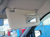 運転席のサンバイザ-にはバニティ-ミラ-が付いてます