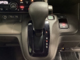 CVT車のセレクトレバーです。低速から高速まで、変速ショックのないスムーズな走りと、エンジン効率のよい領域を維持して燃費にも貢献します。サイドブレーキはスイッチ操作の電子制御パーキングブレーキです。