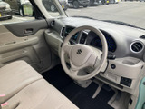 明るい色合いのシートと内張りで、運転席まわりに開放感があります。前方や左右を見渡しやすい視界に加え、足元にもゆとりが感じられ、毎日の移動を快適に過ごせそうです。