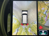 車両後方の映像と上から見た周囲の表示を切り替えて確認でき、駐車時の安全確認をサポートします。目安となるガイドも表示され、狭い場所での取り回しにも役立つ装備です。