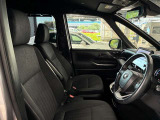 運転席の画像です。足元やシートまわりに余裕があり、リラックスした姿勢で運転が可能です。視界も良好で操作系へのアクセスもしやすく、快適で安心感のあるドライブをサポートします。