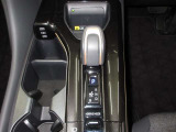 スムーズな操作で快適に運転を楽しめるよう、シフトポジションを電動で制御するエレクトロシフトマチックを採用