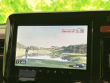 テレビ映像を楽しめる画面を備えており、停車中の休憩時間などにご利用いただけます。表示内容が見やすく、車内で過ごす時間に役立つ装備です。映像視聴は安全のため停車中にお楽しみください。
